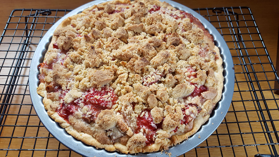 Rhubarb And Strawberry Crumb Pie Erren S Kitchen