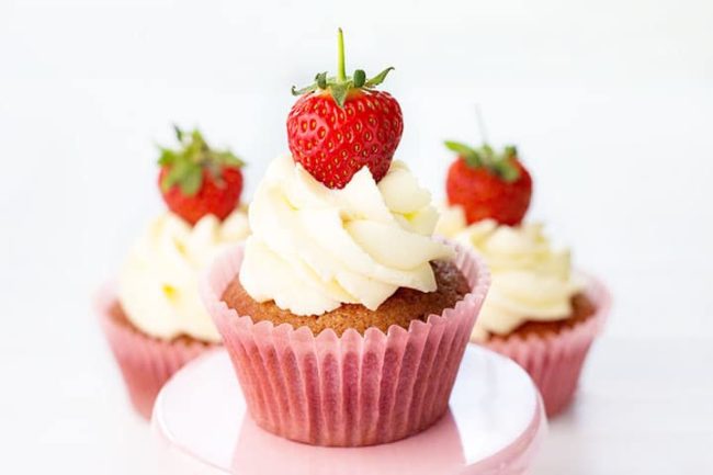 Fresh Strawberry Cupcakes With Whipped Cream Frosting Erren S Kitchen