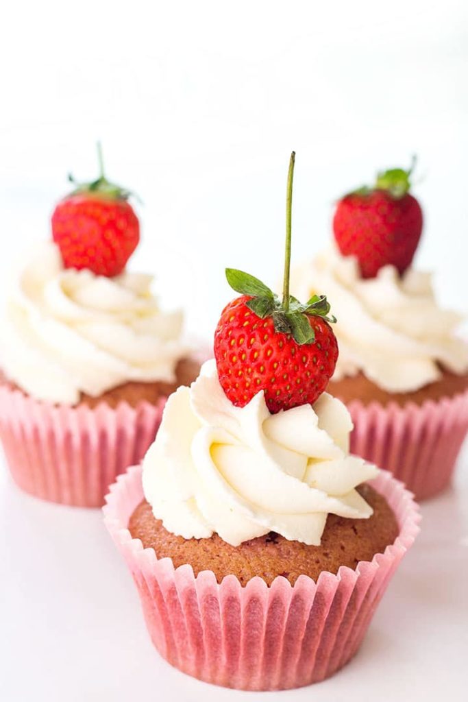 Fresh Strawberry Cupcakes With Whipped Cream Frosting Erren S Kitchen