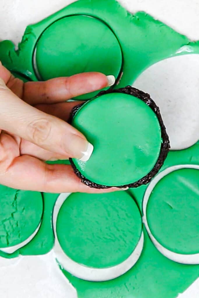 a green fondant round pressed onto one of the cokkies