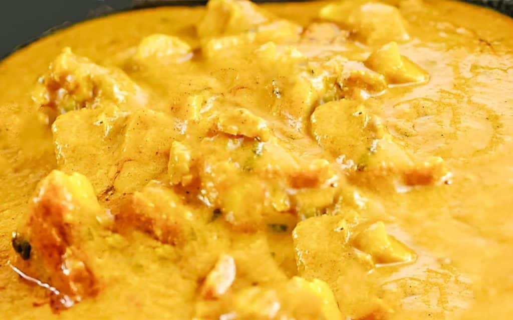 the cooked chicken korma in the pan