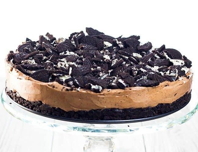 No-Bake Chocolate Oreo Cheesecake on a crystal cake stand