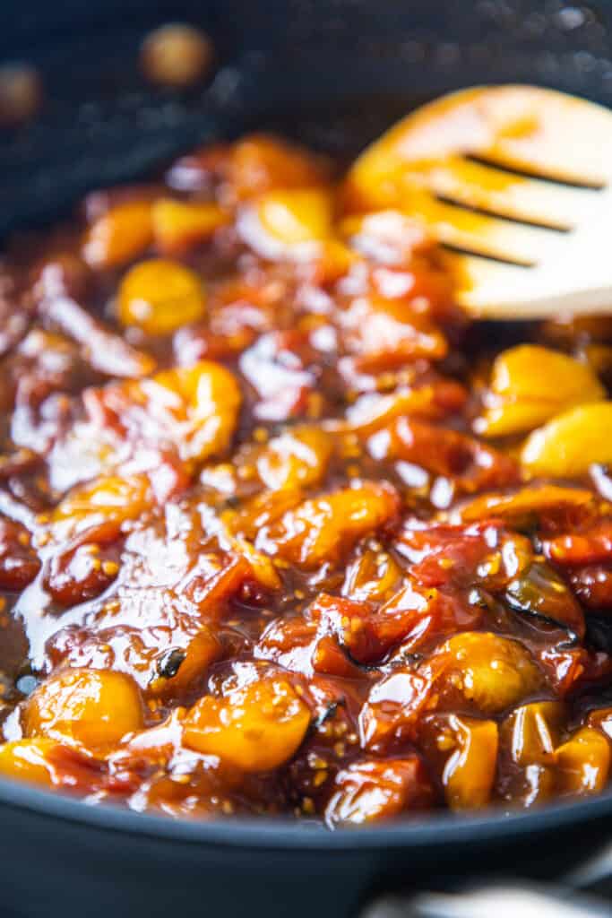 the cooked tomato jam in the pan