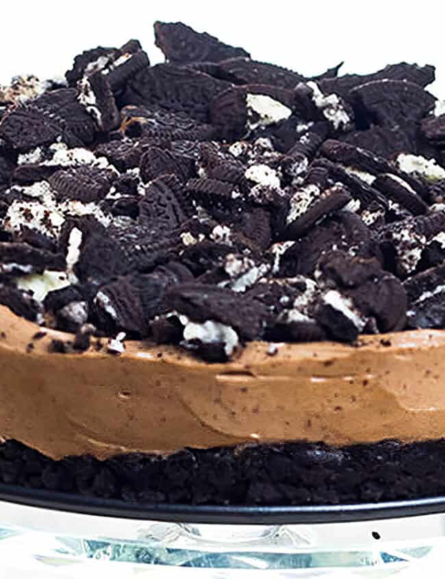 No-Bake Chocolate Oreo Cheesecake on a crystal cake stand