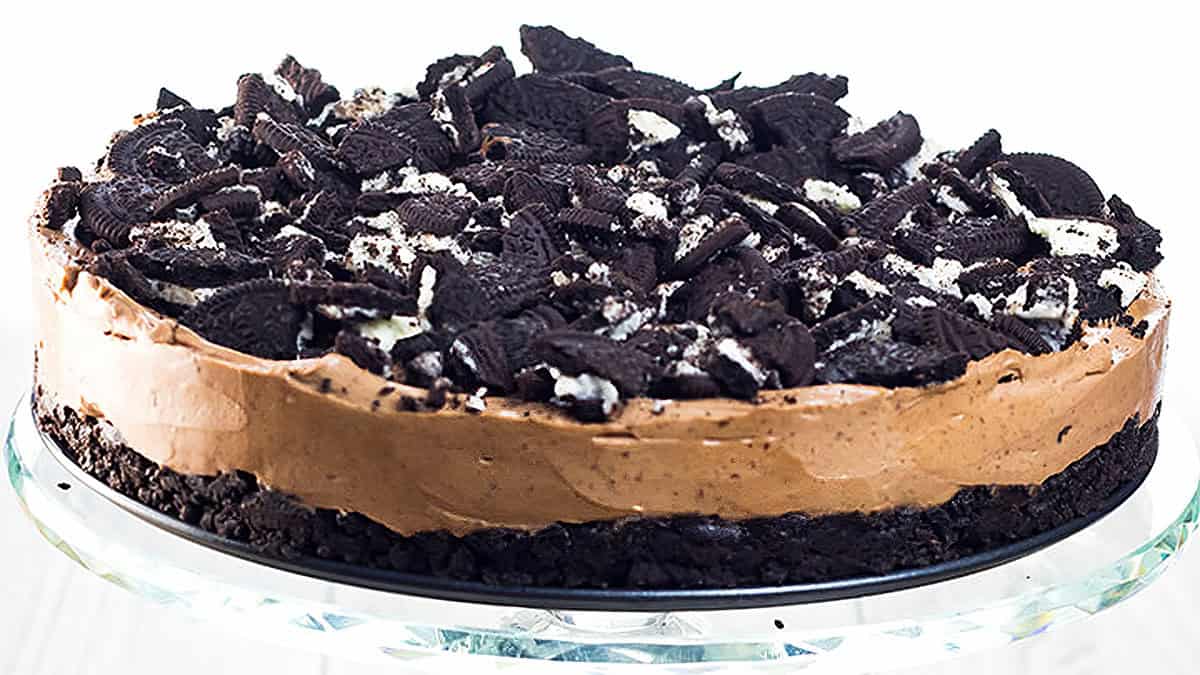 No-Bake Chocolate Oreo Cheesecake on a crystal cake stand